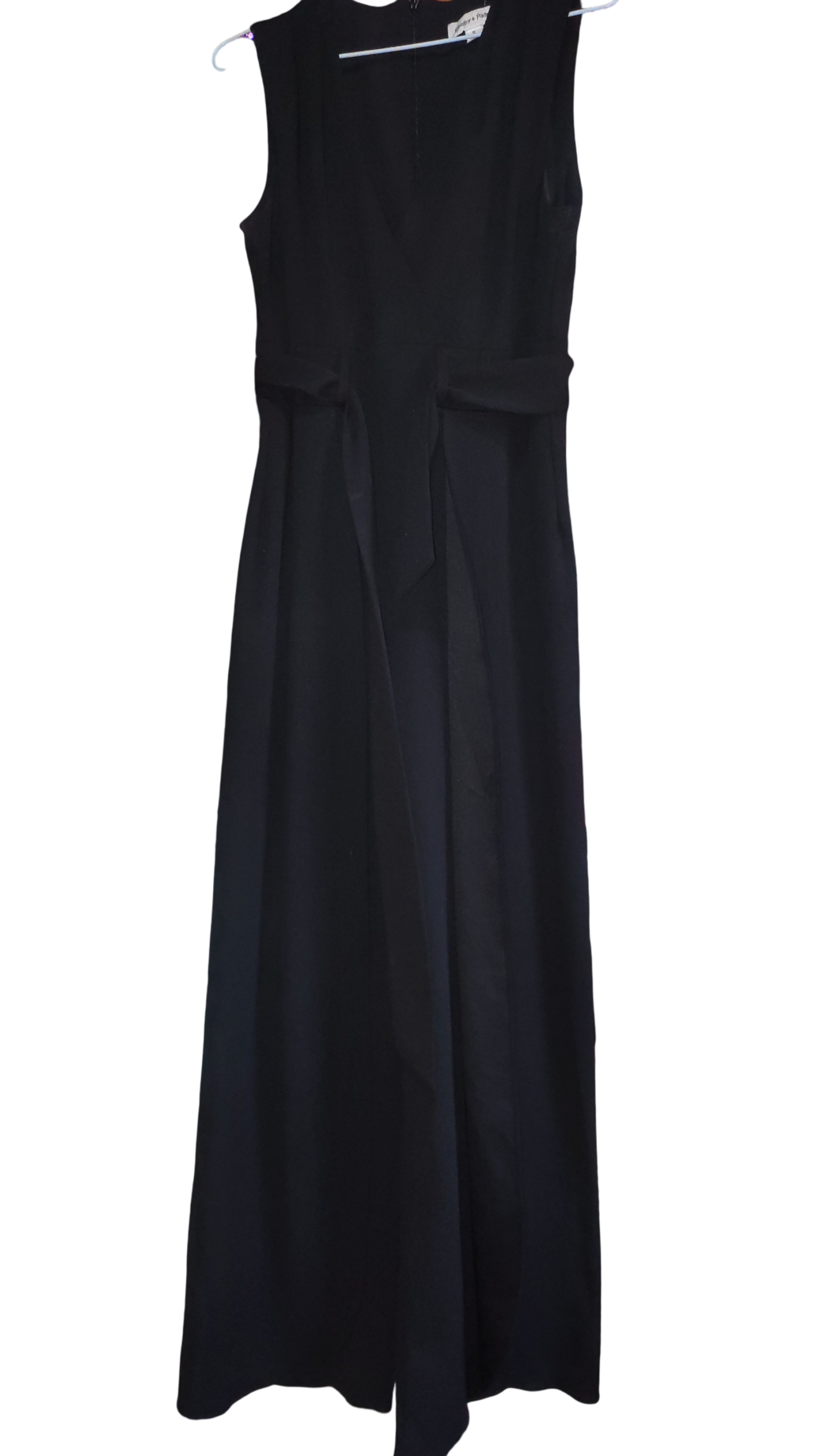 Enterizo color negro, talla 6, con aberturas en las piernas