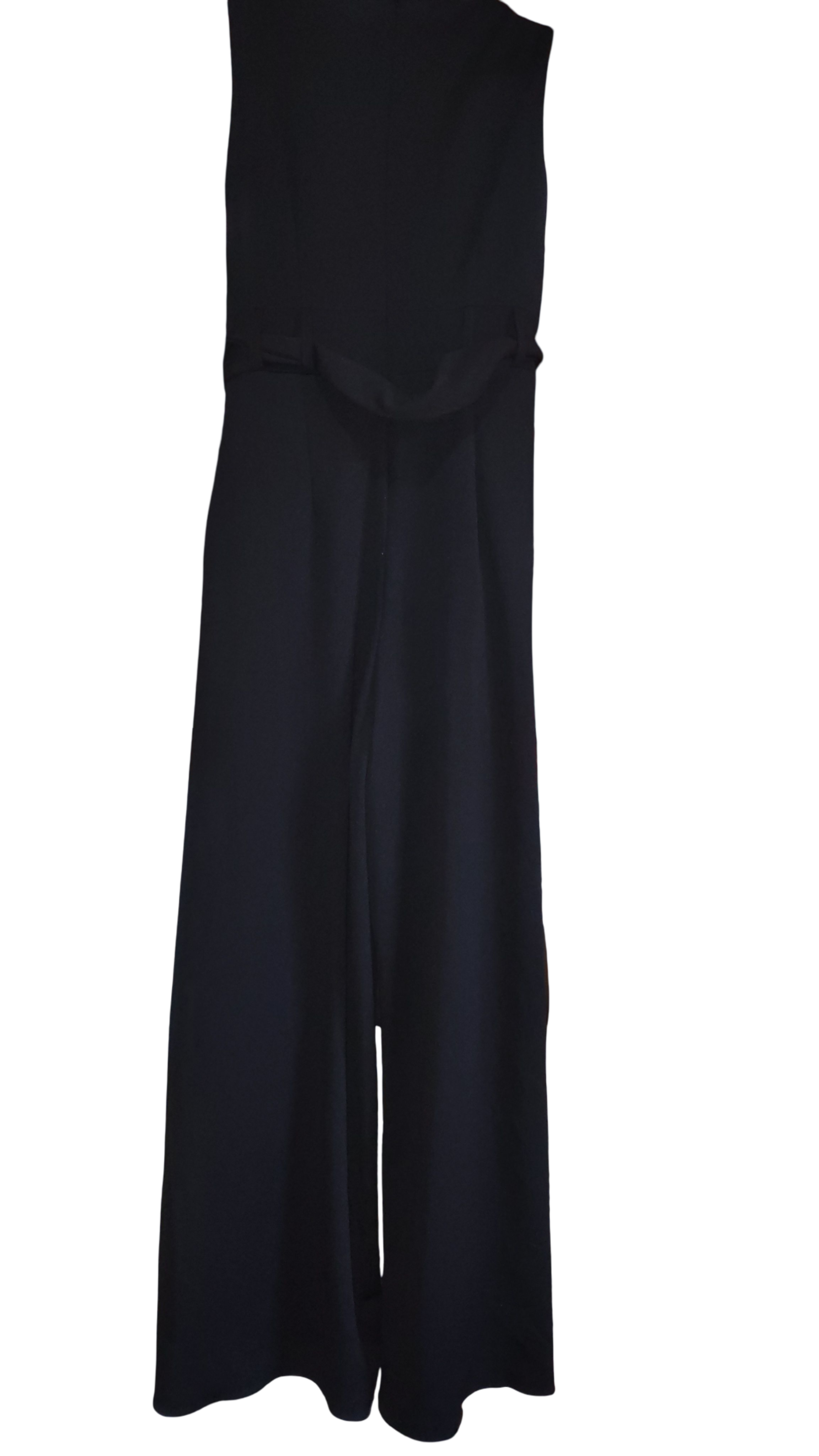 Enterizo color negro, talla 6, con aberturas en las piernas